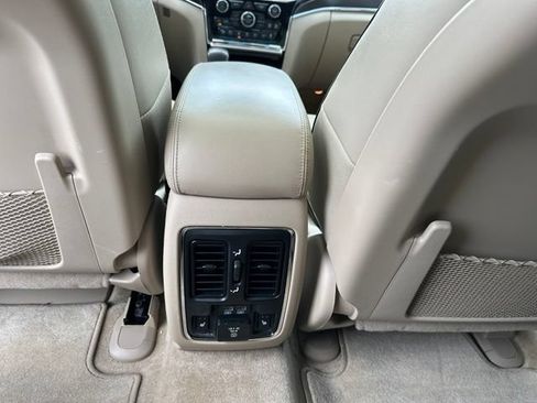 Used 2019 Jeep Grand Cherokee Overland AWD/4WD image 35