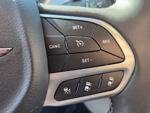 Used 2024 Chrysler Pacifica Touring-L FWD image 29