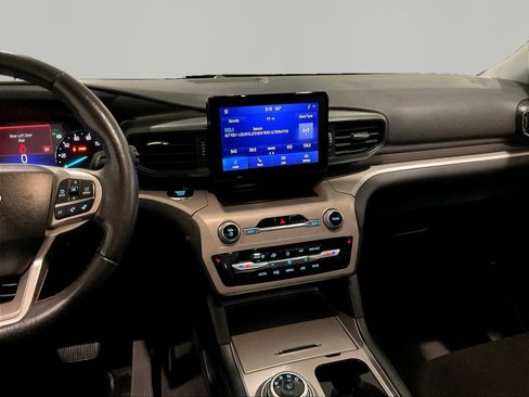Used 2023 Ford Explorer XLT AWD/4WD image 9