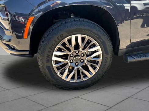 Used 2025 Chevrolet Suburban Z71 AWD/4WD image 10