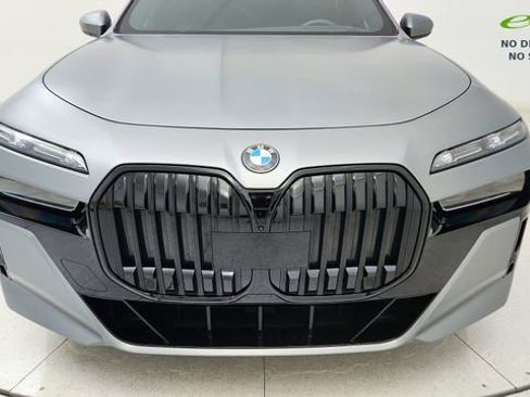 Used 2023 BMW 760i xDrive w/ Executive Package AWD/4WD image 8