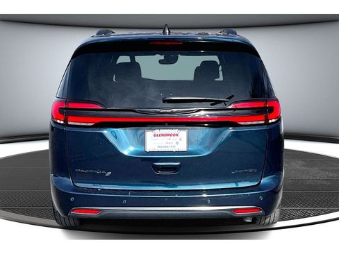Used 2025 Chrysler Pacifica Limited image 5