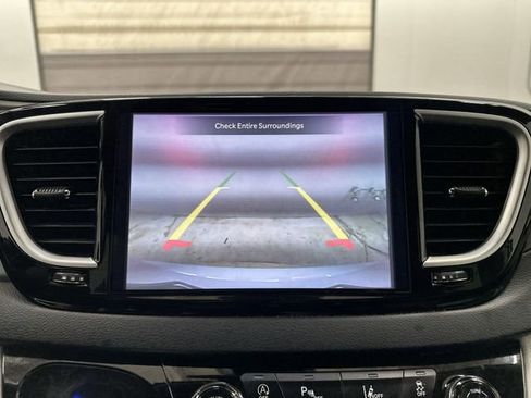 Used 2023 Chrysler Pacifica Touring-L image 23