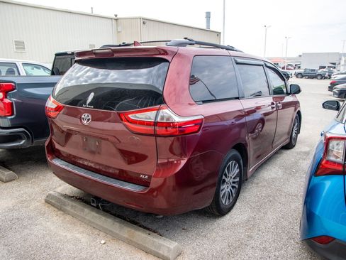 Used 2018 Toyota Sienna Limited image 8