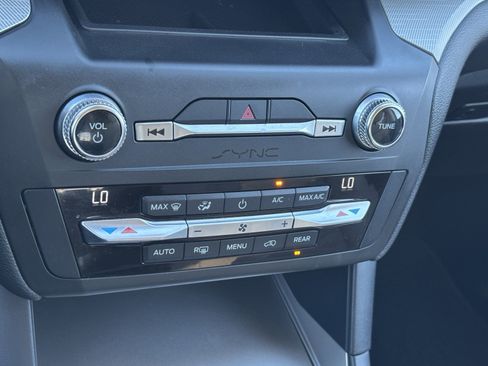 Used 2020 Ford Explorer XLT image 6