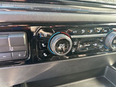 Used 2022 Chevrolet Silverado 1500 ZR2 w/ Technology Package AWD/4WD image 25