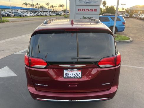 Used 2018 Chrysler Pacifica Limited image 17