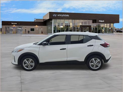 Used 2024 Nissan Kicks SV image 2