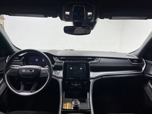 Used 2023 Jeep Grand Cherokee Altitude RWD image 17