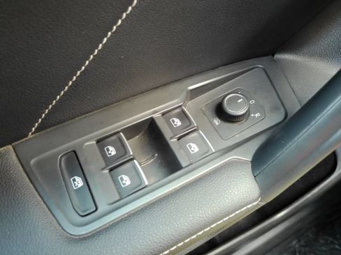 Used 2022 Volkswagen Tiguan SE w/ Panoramic Sunroof Package FWD image 34