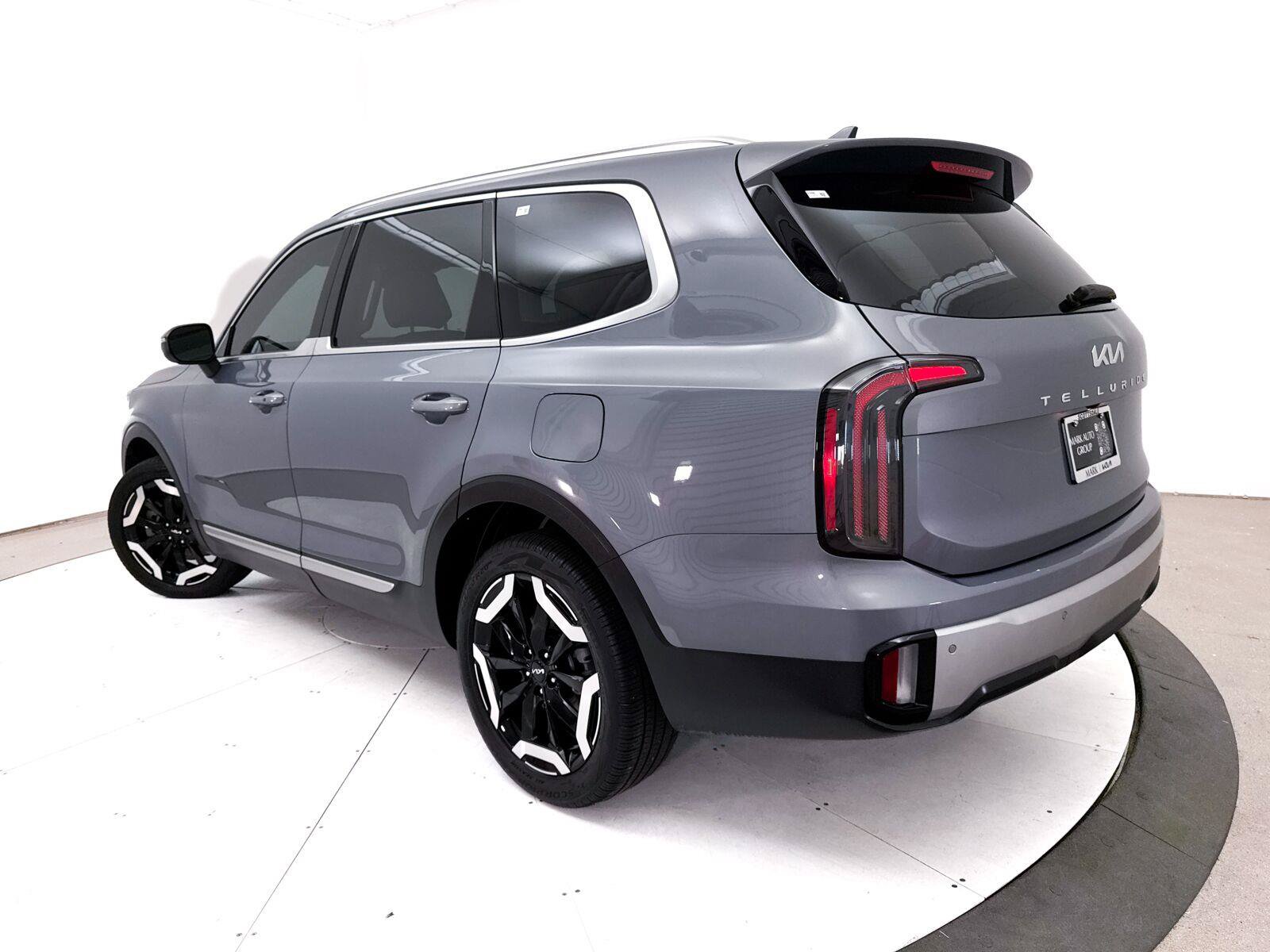 Used 2024 Kia Telluride EX w/ EX Captain's Chair Package FWD image 2