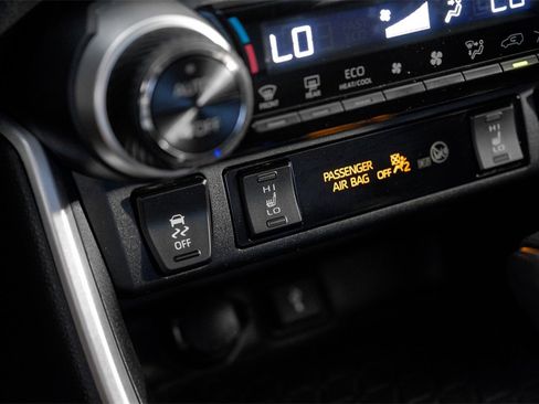 Used 2021 Toyota RAV4 XLE Premium image 28