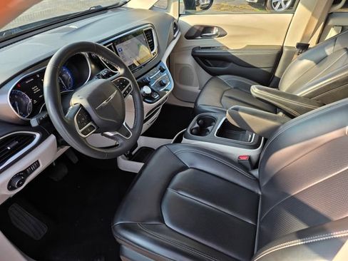 Used 2023 Chrysler Pacifica Touring-L FWD image 19