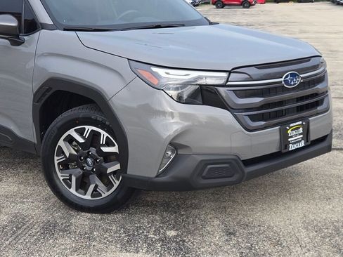 Used 2025 Subaru Forester Premium AWD/4WD image 2