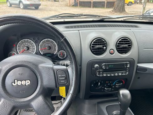 Used 2005 Jeep Liberty Sport image 19
