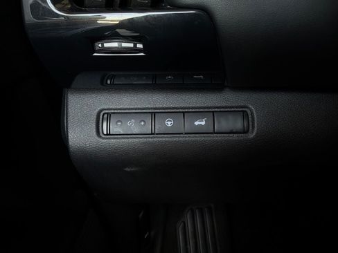 Used 2025 Nissan Pathfinder SV FWD image 23