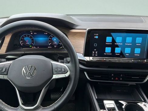 Used 2025 Volkswagen Atlas SE FWD image 18