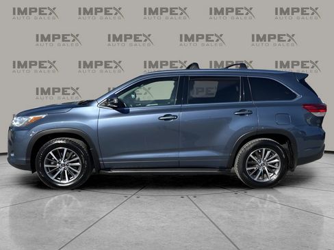 Used 2018 Toyota Highlander image 2