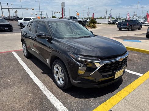 Used 2025 Chevrolet Trax LS w/ LS Convenience Package FWD image 1