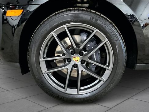 Used 2023 Porsche Macan Turbo image 9