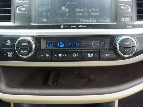 Used 2019 Toyota Highlander XLE FWD image 12