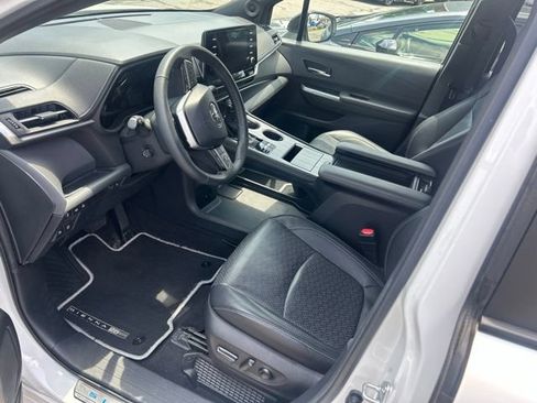 Used 2023 Toyota Sienna XSE AWD/4WD image 3