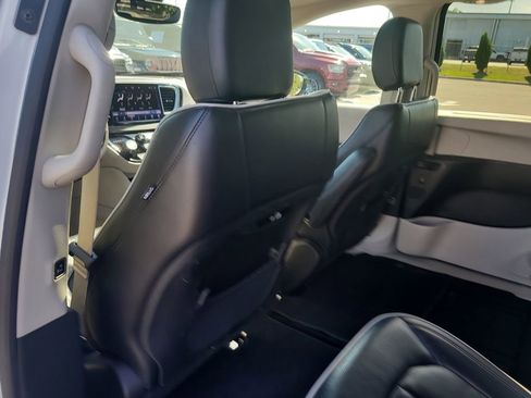 Used 2023 Chrysler Pacifica Limited FWD image 12