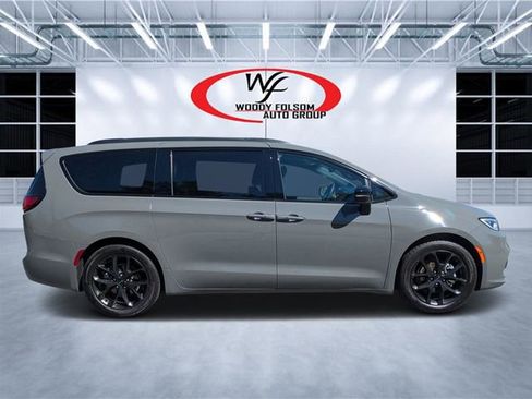 Used 2025 Chrysler Pacifica Limited FWD image 2