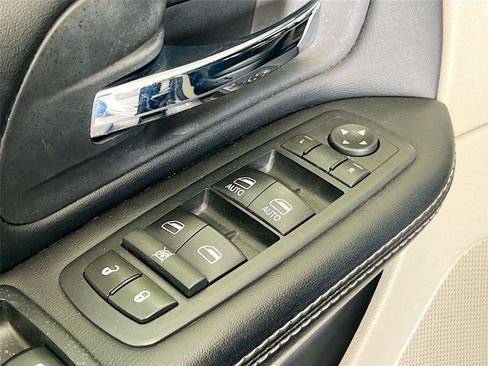 Used 2017 Dodge Grand Caravan SXT FWD image 19