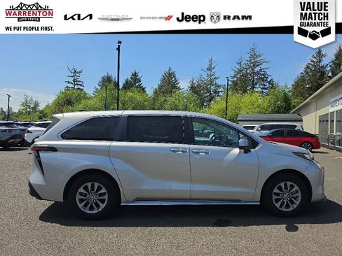 Used 2023 Toyota Sienna LE AWD/4WD image 5