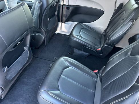 Used 2023 Chrysler Pacifica Touring-L FWD image 12