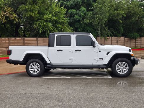 Used 2023 Jeep Gladiator Sport AWD/4WD image 2