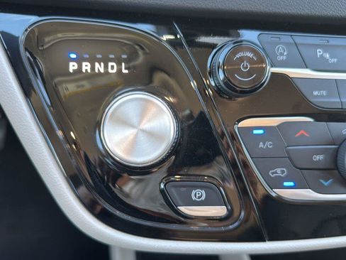 Used 2024 Chrysler Pacifica Touring-L FWD image 15