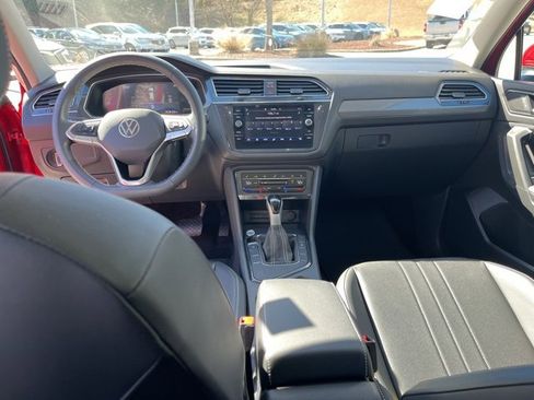 Used 2023 Volkswagen Tiguan SE w/ Panoramic Sunroof Package image 16