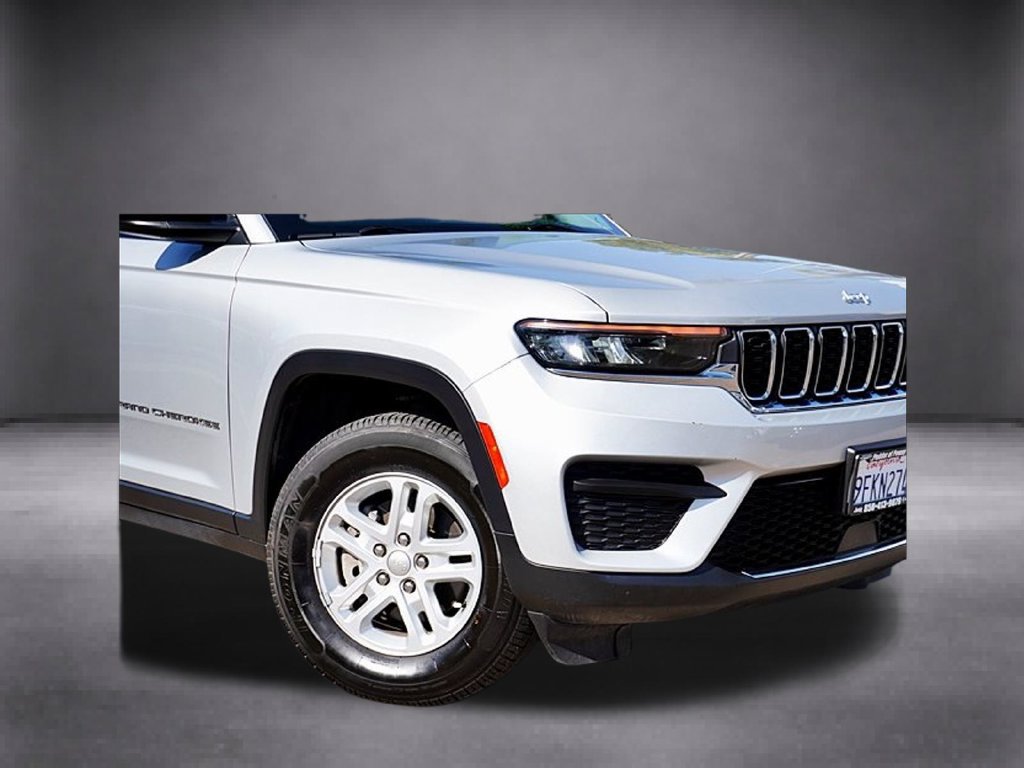 Used 2023 Jeep Grand Cherokee Laredo RWD image 4