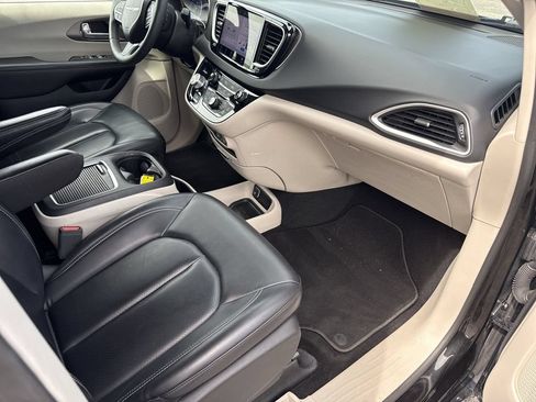 Used 2023 Chrysler Pacifica Touring-L FWD image 36