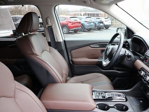 Certified 2025 Honda Pilot Elite image 8