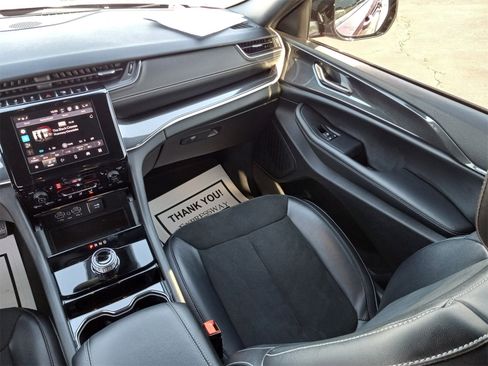 Used 2023 Jeep Grand Cherokee Altitude image 17