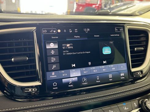 Used 2023 Chrysler Pacifica Touring-L image 18