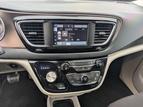 Used 2023 Chrysler Voyager LX image 14