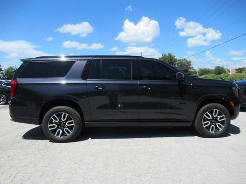 Used 2023 GMC Yukon XL AT4 w/ Technology Package AWD/4WD image 2