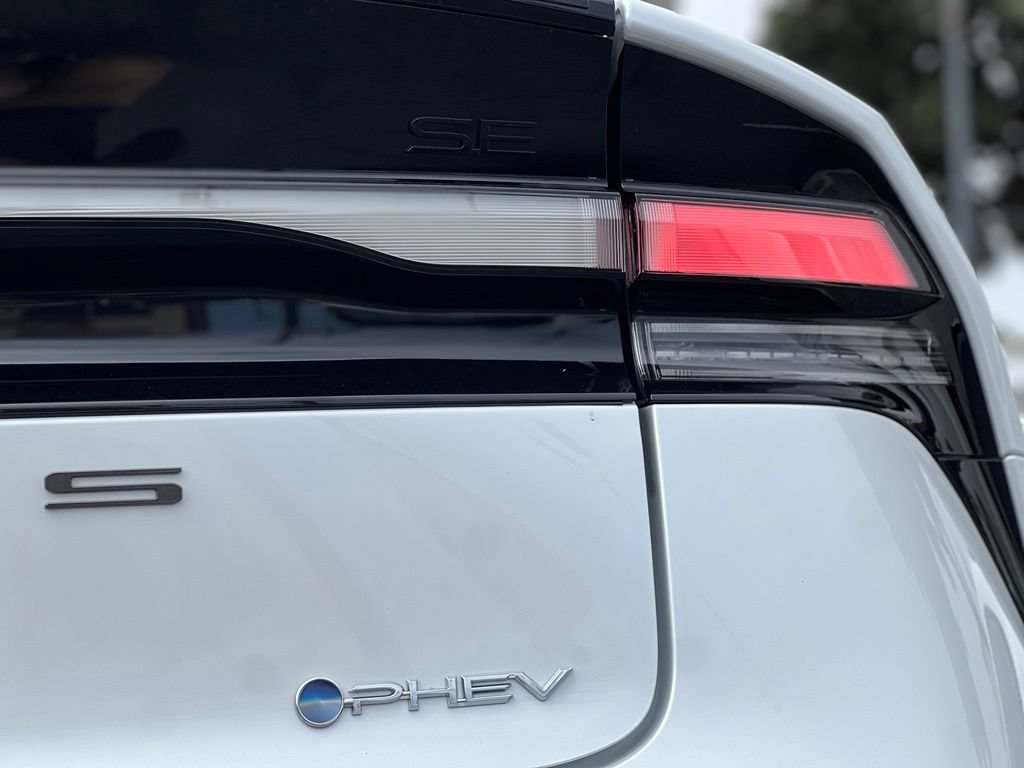 New 2027 Toyota Prius Plug-In Hybrid FWD image 7