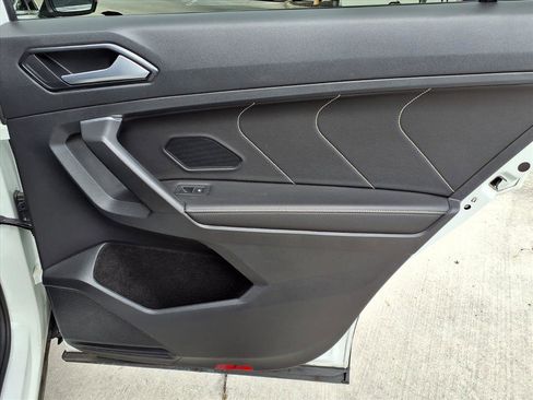 Used 2023 Volkswagen Tiguan SE image 11