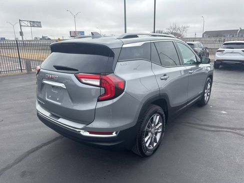 Used 2024 GMC Terrain SLT image 3