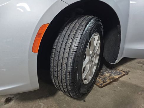 Used 2023 Chrysler Pacifica Touring-L image 33