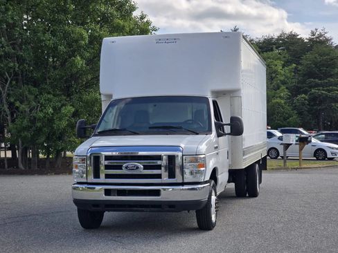 Used 2016 Ford E-350 and Econoline 350 Super Duty RWD image 2