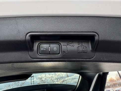 Used 2022 Ford Explorer XLT w/ Equipment Group 202A RWD image 36