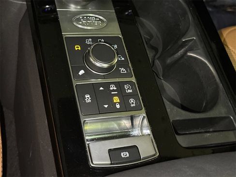 Used 2017 Land Rover Discovery HSE image 27