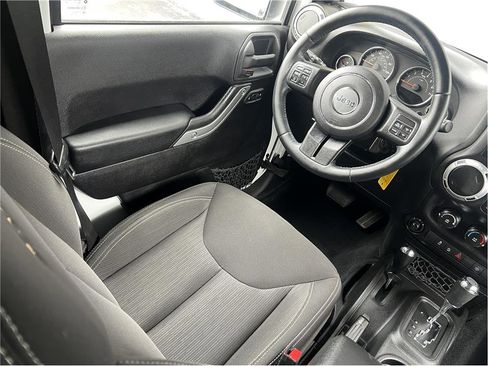 Used 2015 Jeep Wrangler Unlimited Sahara w/ Connectivity Group image 29