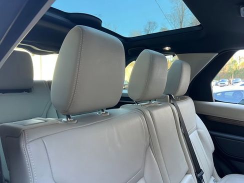 Used 2017 Land Rover Discovery HSE image 39